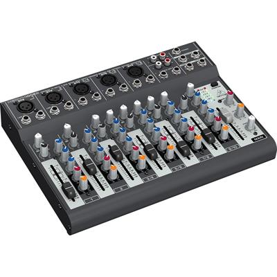 Mezcladora analógica de ultra bajo ruido de 10 entradas y 2 buses con preamplificadores Xenyx, ecualizador británico de 3 bandas que ofrece un sonido cálido y musical, funcionamiento opcional con baterías alcalinas de 9V (2 para uso normal y 3 para usar phantom), 4 entradas estéreo balanceadas y de alto headroom con 3 entradas adicionales de micrófono