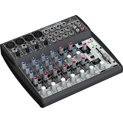 Mezcladora analógica de 12 entradas y 2 buses con 4 preamplificadores Xenyx de última generación, ecualizador británico neo clásico de 3 bandas para un sonido cálido y musical, nivel de ruido ultra bajo, alto headroom, 1 post fader por canal para dispositivos FX externos
