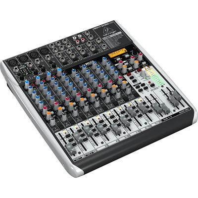 Mezcladora premium análoga, 16 entradas y 2/2 buses, ruido ultra bajo y alto headroom, 4 preamplificadores Xenyx de vanguardia con alimentación phantom, 4 compresores de grado de estudio de una sola perilla y LED de control, procesador FX Klark Teknik de alta calidad con display LCD
