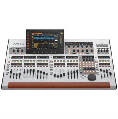 Mezcladora digital estéreo de 48 canales y 28 buses con superficie de control de 24 faders motorizados de 100 mm en 3 secciones separadas totalmente configurables y pantalla táctil de 10", 8 preamps de micrófono Midas PRO y 8 salidas Midas PRO integradas, conectividad E/S remota plug&play para hasta 144 señales de entrada y salida a través de 3 puertos AES50 con tecnología SuperMAC de Klark Teknik