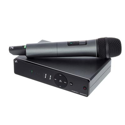 Alza la voz. Obtén el sistema XS WIRELESS 1 y confía en una transmisión inalámbrica sólida con hasta 10 canales compatibles y una banda UHF estable.
El set de para vocales XS WIRELESS 1 es un sistema inalámbrico todo en uno y fácil de usar para cantantes y presentadores, excelente para el sonido en vivo gracias a las reconocidas cápsulas de micrófono evolutio de Sennheiser e825 (dinámica, cardioide) para empezar. El set incluye un receptor estacionario intuitivo para una rápida configuración y fácil manejo, además de un micrófono para vocales y abrazadera de micrófono.