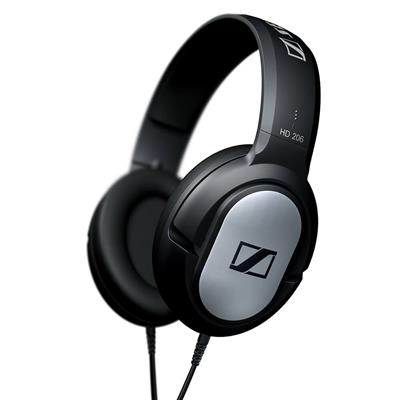 HD 206
El gran sonido no tiene por qué costar una fortuna. Estos audífonos cómodos, ligeros y supraaurales proporcionan un audio dinámico con bajos nítidos y una gran atenuación de ruido externo sin necesidad de que gastes todos tus ahorros en ellos.