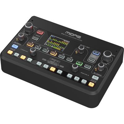 Mezcladora de monitoreo personal de 48 canales, interfaz de tarjeta SD para grabación estéreo y reproducción de sesiones de ensayo y shows, micrófono ambiental estéreo que proporciona alimentación de sonido en el escenario para eliminar la sensación de aislamiento con monitores internos, alimentación remota por medio de una conexión directa AES50 desde los hubs Midas con Power