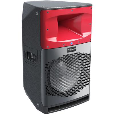 Bafle activo de rango completo controlado por DSP diseñado con madera, altavoz LF AudioCenter personalizado de 12” con imán de ferrita y bobina móvil de 3”, driver HF AudioCenter personalizado con imán de ferrita, salida de 1”bobina móvil de 1.75”, amplificador clase D, potencia de 2000W pico, respuesta de frecuencia de 20 Hz - 20 kHz, dos entradas combo, en el canal A un conector XLR y conector mono 6.35, en el conector B un conector XLR y conector mono 6.35, cada uno de los canales cuenta con su control del ganancia independiente