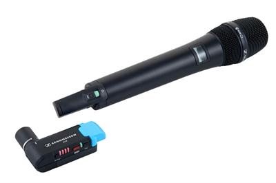 El set AVX-835 es el micrófono inalámbrico digital para sus proyectos de filmación. El sistema es totalmente autoconfigurable y está listo para rodar en cuestión de segundos. Su receptor ultracompacto encaja directamente en la entrada de audio XLR de la cámara o dispositivo de grabación. El robusto transmisor de mano es ideal para entrevistas en la calle.