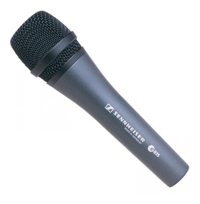 Este micrófono dinámico y cardioide está diseñado para discurso y vocales y produce un sonido sólido que proyecta bien los cortes a través de altos volúmenes en el escenario. Está pensado para grabaciones caseras, estudios semiprofesionales y usos de sonido en vivo.