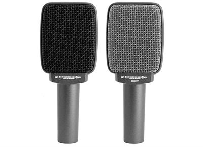 Este micrófono súpercardioide y plateado está diseñado para amplificar guitarras en cabinas y en situaciones en las que la guitarra está extremadamente cerca al micrófono. Aísla el sonido de otras fuentes en el escenario y también es útil para amplificar percusiones, en especial tambores tom.