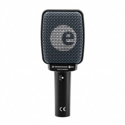 Micrófono profesional, súpercardioide, dinámico y para instrumentos. Es versátil para usar con tambores, percusiones y amplificadores de guitarra. Contiene un filtro de presencia intercambiable para personalizar sus características sónicas de acuerdo con distintas necesidades.
