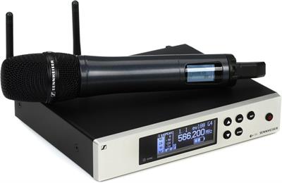 Sistema inalámbrico resistente y todo en uno para cantantes y presentadores. El set consiste de un micrófono de mano SKM 100 G4 con interruptor de silencio, una cápsula (supercardioide, dinámica) MMD 845-1, un receptor de rack EM 100 G4, un kit de rack, una conexión RJ10 y un clip para micrófono