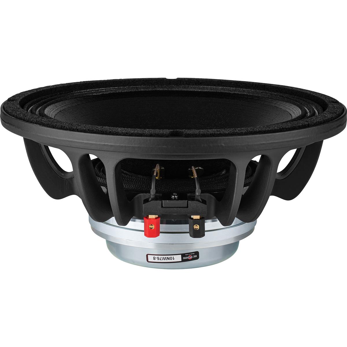 En los últimos años, B&C ha llevado las performances de los woofers de imán de neodimio a niveles superiores. La larga bobina de 3 "(76 mm) de diámetro utilizada en el 10NW76 proporciona un mayor manejo de potencia y una mayor salida general. Un comprobado sistema de amortiguación de B&C combina una suspensión de triple onda y una sola araña, para un Xmax superior y confiable y una salida equilibrada. Un anillo de demodulación de aluminio mantiene la distorsión baja mientras que la bobina, más larga y de alta potencia, es enfriada mediante un gap ventilado. Rendimiento y confiabilidad extremos, excelente valor.
