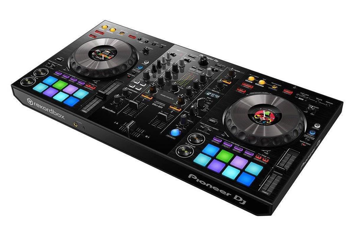 Lleva tu performance a cualquier lugar
El controlador DJ DDJ-800 de 2 canales es una configuración DJ profesional que está hecha para ir donde tú quieras. Esta unidad portátil hereda el diseño estilo club y las características populares del DDJ-1000, incluido la pantalla On Jog a Color. Todo ello en un cuerpo más ligero