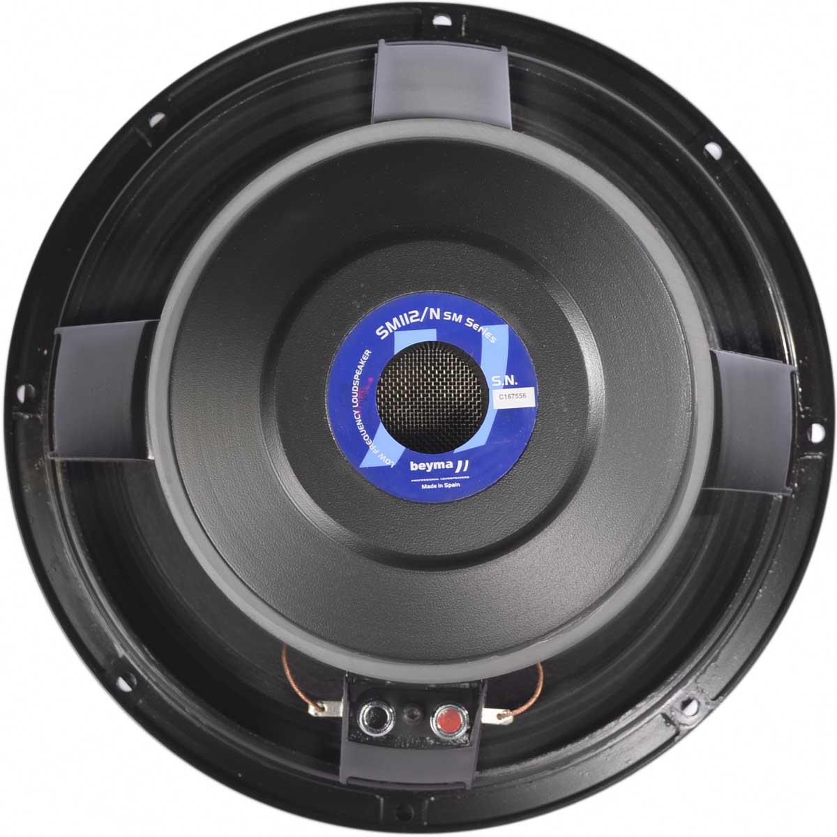 Bocina de 12" pulgadas, impedancia: 8 ohms, potencia AES: 400 watts, potencia programa: 800 watts, sensibilidad: 97 dB, rango de frecuencia: 40 - 4,000 Hz, bobina móvil: 3" pulgadas, peso: 5.65 kg, imán: ferrita.
