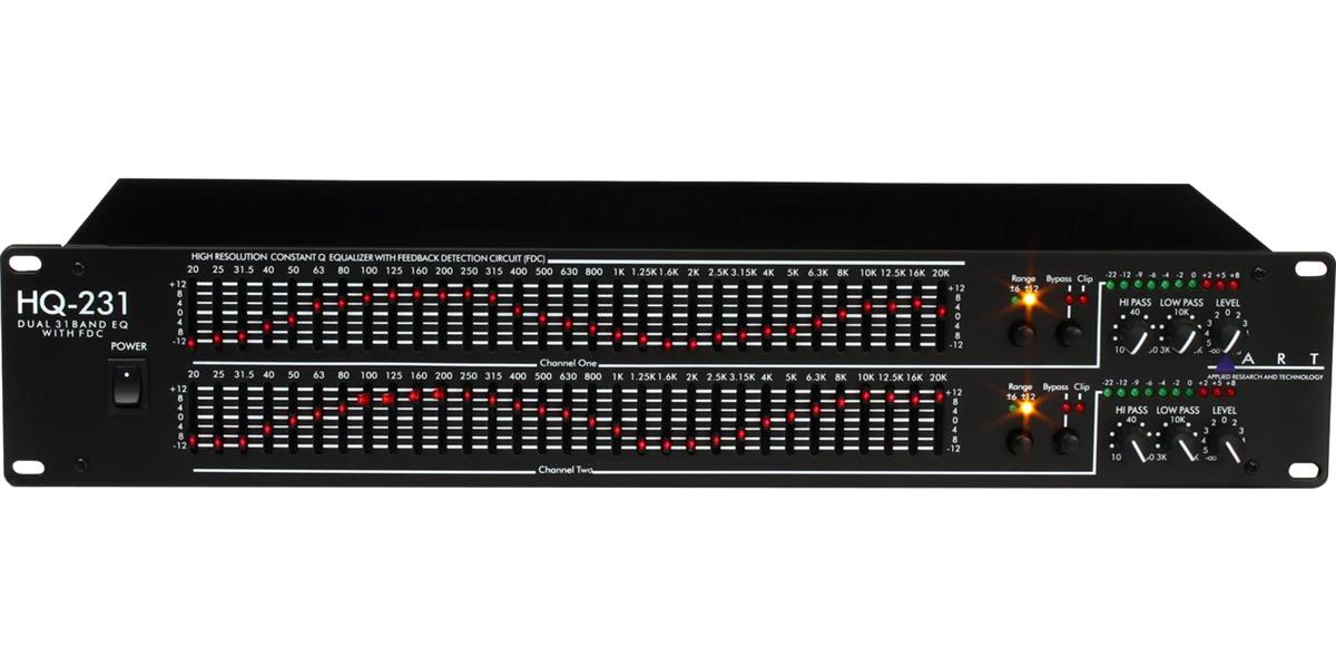 Ecualizador gráfico dual de 31 bandas, perfecto para cualquier aplicación de sonido en vivo, circuito de detección de retroalimentación FDC, medidor VU de nivel de salida en cada canal, filtrado Q-Constante, filtros individuales de pasa altos y pasa bajos en cada canal, faders de banda de frecuencia con detección central, controles independientes de nivel y bypass en cada canal, relé bypass (si se pierde la alimentación, la señal aún pasará), controles de entrada variable, indicadores de nivel de señal clip, switch ground-lift, fuente de alimentación interna, voltaje de línea seleccionable.
