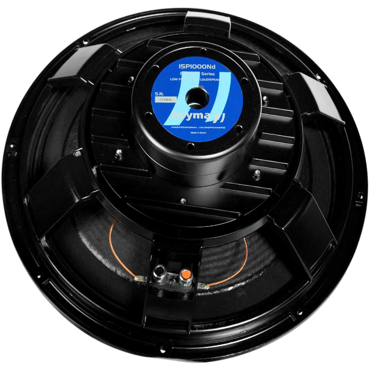 Bocina de 15" pulgadas, impedancia: 8 ohms, potencia AES: 1,000 watts, potencia programa: 2,000 watts, sensibilidad: 97 dB, rango de frecuencia: 30 - 2,000 Hz, diámetro de la bobina móvil: 4" pulgadas, peso: 5.9 kg, imán: neodimio.