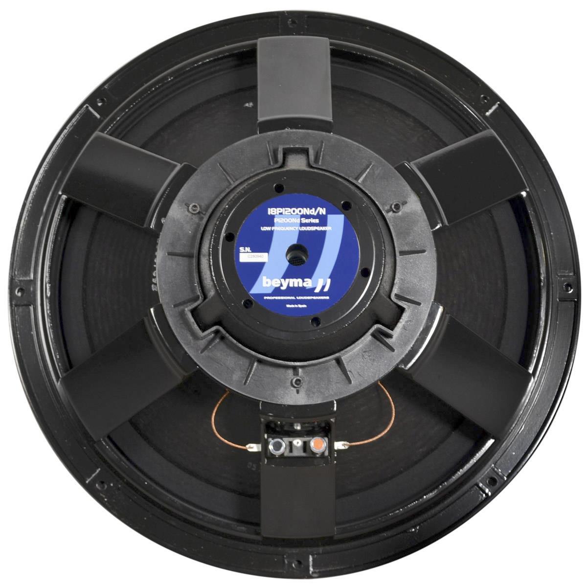 Bocina Beyma de 18" pulgadas, impedancia: 8 ohms, potencia AES: 1200 watts, programa: 2400 watts, sensibilidad: 98 dB, rango de frecuencia: 25 - 2,000 Hz, bobina móvil: 4" pulgadas, peso: 8.5 kg, imán: neodimio, tecnología MMSS.