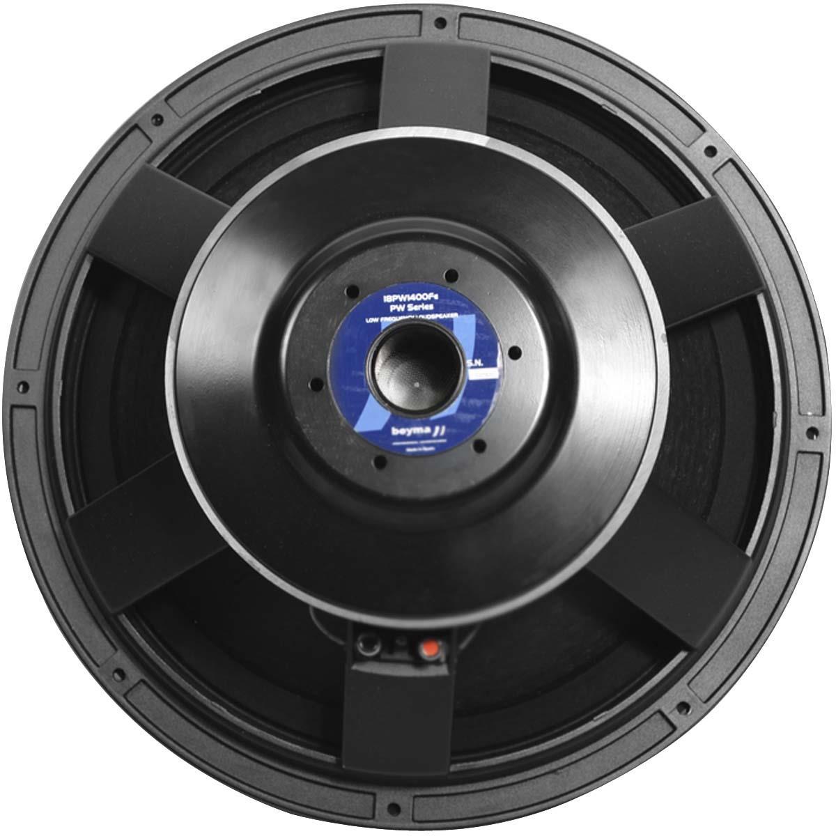 Bocina de 18" pulgadas, impedancia: 8 ohms, potencia AES: 1400 watts, potencia programa: 2800 watts, sensibilidad: 98 dB, rango de frecuencias: 25 - 1,800 Hz, bobina móvil: 4” pulgadas, peso: 16.9 kg, imán: ferrita, tecnologías: Malt cross y MMSS.
