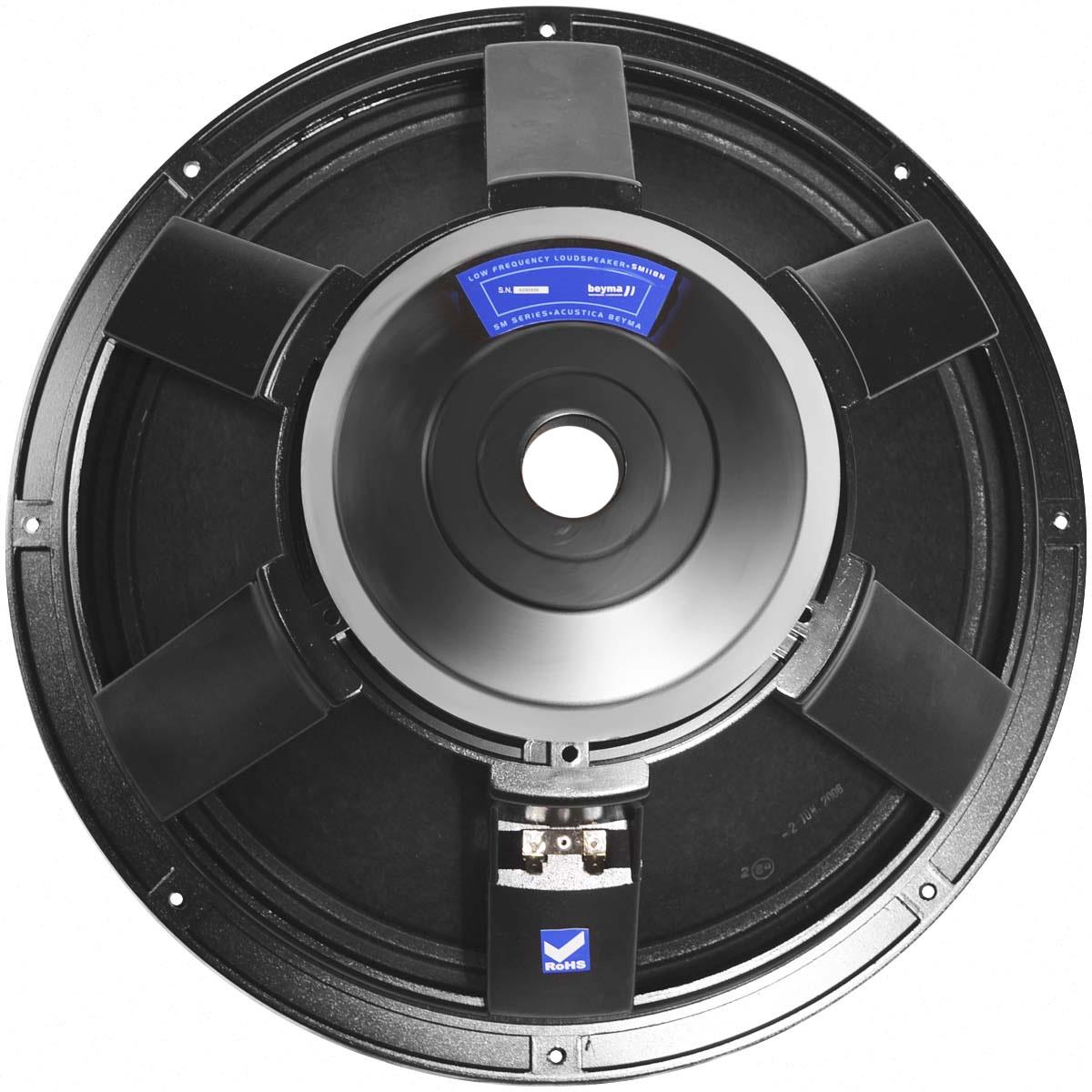Bocina de 18" pulgadas, impedancia: 8 ohms, potencia AES: 400 watts, potencia programa: 800 watts, sensibilidad: 97 dB, rango de frecuencia: 40 - 4,000 Hz, bobina móvil: 3" pulgadas, peso: 7 kg, imán: ferrita.