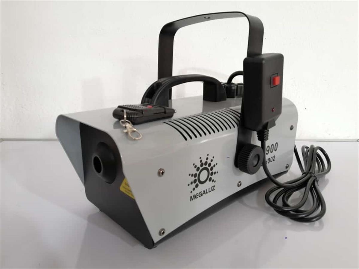 MAQUINA DE HUMO 900 WATTS. CONTROL ALAMBRICO E INALAMBRICO INCLUIDOS, BRAZO PARA MONTAJE EN TRUSS. 