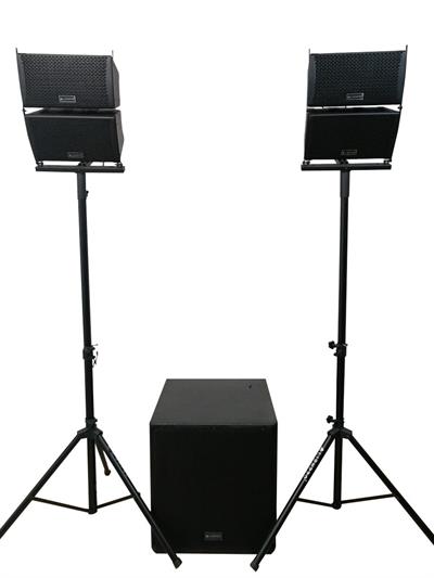 Sistema lineal de audio con subwoofer de 18″ y dos satélites con 2 woofers y 2 tweeters de 1” cada uno, 2 atriles, cables y control remoto.