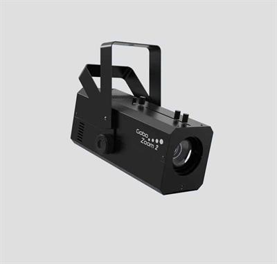 Proyector de gobos personalizado de alta potencia con un potente LED de 70 W

La perilla de rotación manual innovadora permite una indexación rápida sin quitar el gobo

Zoom manual para aplicaciones de corto o largo alcance

Accede a la mayoría de las funciones a través del control remoto IRC-6 opcional

Reduce el tiempo de configuración conectando varias unidades

Se adapta mejor en la CHS-40 VIP gear bag

Incluye 10 gobos de celebraciones populares