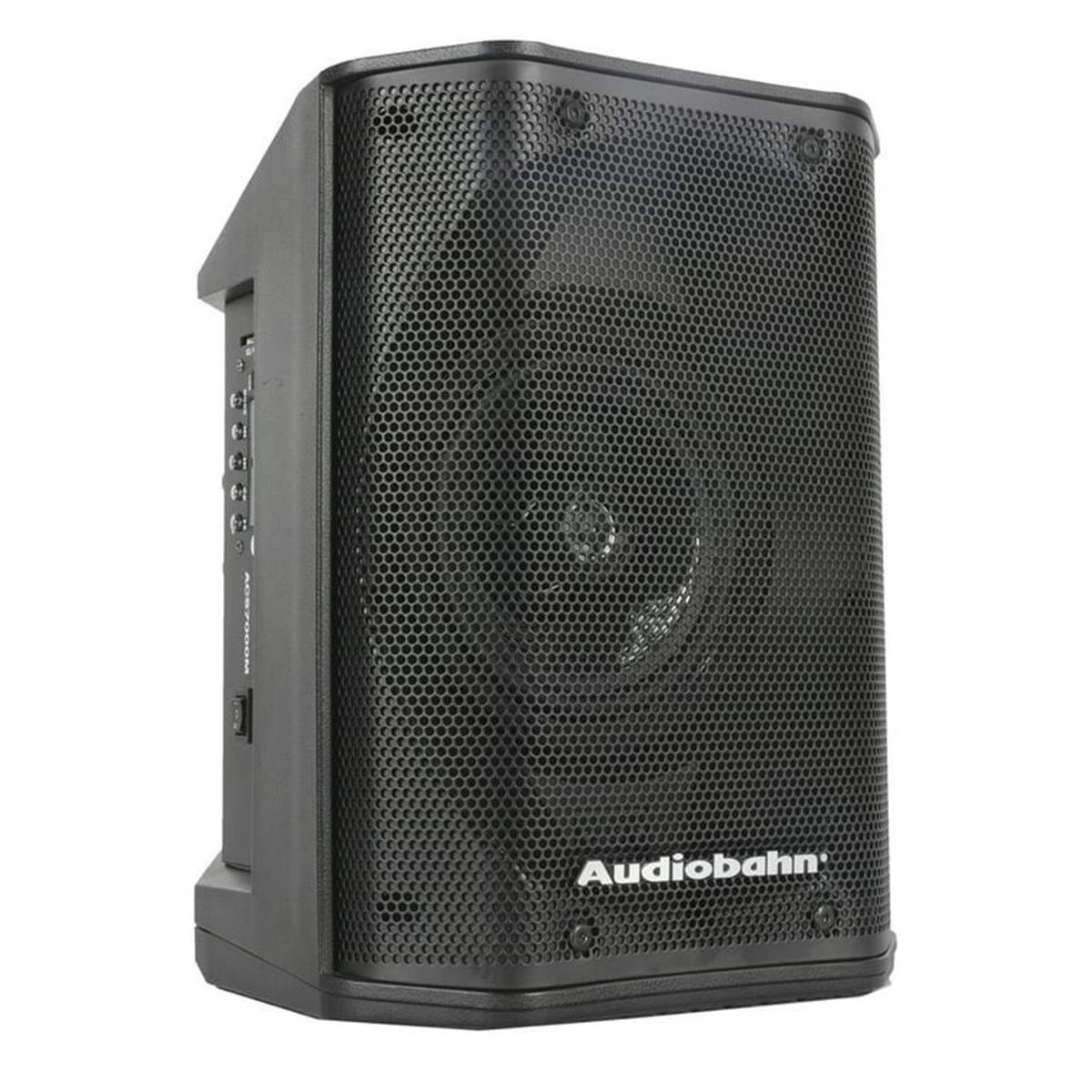 Tipo Sistema consumidor PA todo en uno con funcionamiento de batería
Transductor LF 1* subwoofer de 16,51 cm (6.5”), bobina móvil de 3,81 cm (1.5”).
Transductor HF Tweeter de cúpula de 2,03 cm (0.8”).
Frecuencia de respuesta (-6dB) 60 Hz – 18 kHz
Nivel máximo de presión sonora (1m, espacio libre) 102 dB
Impedancia 40hms
Amplificación Clase D con reproductor MP3.
Potencia de salida (RMS) 60 W
Número de canales de mezclador 3
Número de preamplificadores de micrófono 2
Ecualizador Canal de ecualizador de 2 bandas